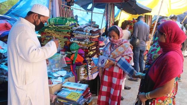 People seen at Jama Masjid market ahead of Eid ul-Fitr, in Sadar Bazar.(Yogendra Kumar/HT PHOTO)