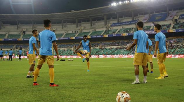 Mumbai City FC players warming up.(SPORTZPICS for ISL)