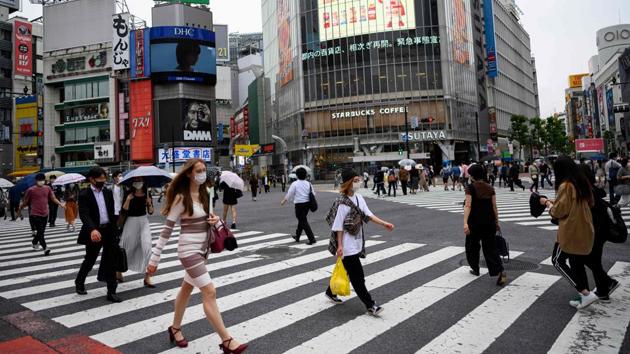 Pedestrian traffic returns to Tokyo’s famous Shibuya Scramble Crossing on May 26, a day after Japan lifted a nationwide state of emergency due to the threat of the coronavirus. Japan stepped out of emergency with Prime Minister Shinzo Abe announcing its lifting over the capital Tokyo and four remaining prefectures last evening. (Behrouz Mehri / AFP) Pedestrian traffic returns to Tokyo’s famous Shibuya Scramble Crossing on May 26, a day after Japan lifted a nationwide state of emergency due to the threat of the coronavirus. Japan stepped out of emergency with Prime Minister Shinzo Abe announcing its lifting over the capital Tokyo and four remaining prefectures last evening. (Behrouz Mehri / AFP)