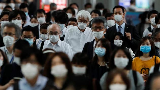 People wearing protective masks make their way during rush hour at Shinagawa station on the first day after the Japanese government lifted the state of emergency in Tokyo, Japan on May 26, 2020. (Reuters Photo)
