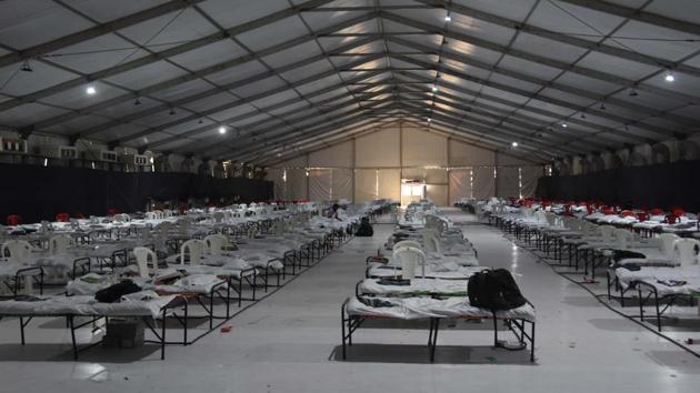More than 500 Quarantine isolation beds ready in parking lot of Mahalaxami Race course to fight for coronavirus pandemic during the nationwide lockdown in Mumbai. (Bhushan Koyande/HT File Photo)