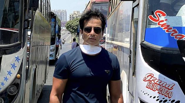 Bollywood actor Sonu Sood while sending off 350 migrant workers to their native places in Karnataka by buses.(PTI)