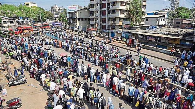 Migrants wait for buses at Dharavi in Mumbai on Tuesday. (Satish Bate/HT Photo) Migrants wait for buses at Dharavi in Mumbai on Tuesday. (Satish Bate/HT Photo)