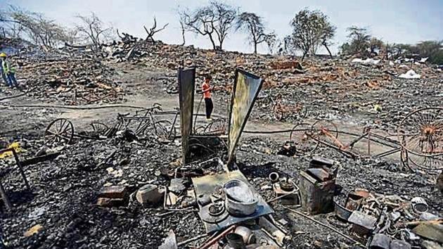 Around 1,000 shanties burnt down in Tughlaqabad. (Burhaan Kinu/HT) Around 1,000 shanties burnt down in Tughlaqabad. (Burhaan Kinu/HT)