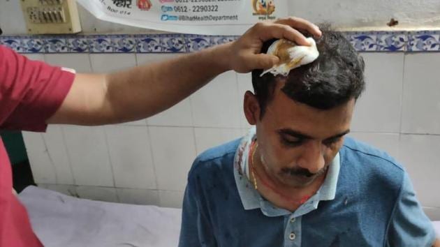 SHO Rakesh Kumar, who was among the four police personnel injured in clash with inmates at a quarantine centre , being treated at Sadar Hospital, Nalanda, Bihar. (HT Photo) SHO Rakesh Kumar, who was among the four police personnel injured in clash with inmates at a quarantine centre , being treated at Sadar Hospital, Nalanda, Bihar. (HT Photo)