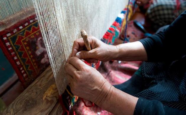 Around 4 lakh weavers are involved in carpet weaving in Bhadohi, Mirzapur and their adjoining areas in eastern UP.(Representative image) Around 4 lakh weavers are involved in carpet weaving in Bhadohi, Mirzapur and their adjoining areas in eastern UP.(Representative image)