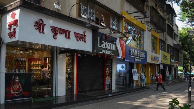 There are 300 shops and 300 hawkers registered at Tulshibaug.(Milind Saurkar/HT Photo)