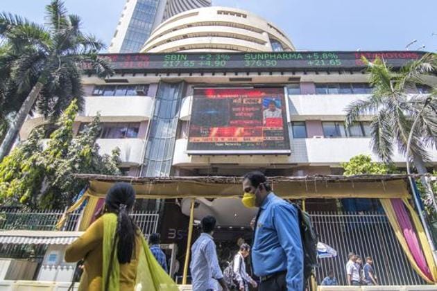 A man walks wearing a mask next to the Bombay stock exchange building, Mumbai, March 13, 2020(Pratik Chorge/HT Photo) A man walks wearing a mask next to the Bombay stock exchange building, Mumbai, March 13, 2020(Pratik Chorge/HT Photo)
