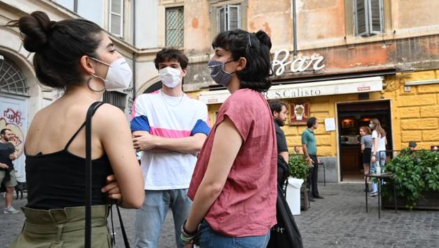 Youth gather for an aperitif drink outside a bar in the Trastevere district of Rome, on May 18, 2020.(AFP photo)