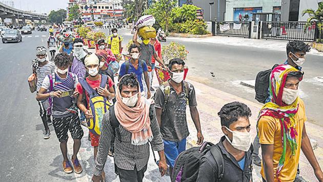 Migrants walk along the Chennai-Kolkata highway to reach to their native places in Chhattisgarh .(PTI) Migrants walk along the Chennai-Kolkata highway to reach to their native places in Chhattisgarh .(PTI)