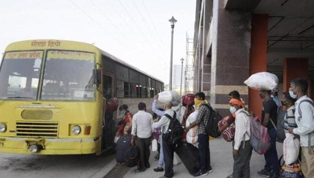 Several hundred migrants queue to board a bus arranged by the administration at Botanical Garden metro station, Noida, India, on Tuesday, May 19, 2020.(Sunil Ghosh / Hindustan Times)
