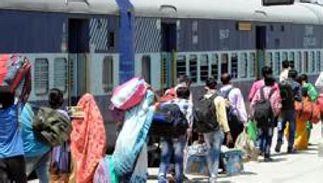 Migrants arrive at board a Shramik Special train to Uttar Pradesh from Patiala in Punjab.(HT PHOTO)
