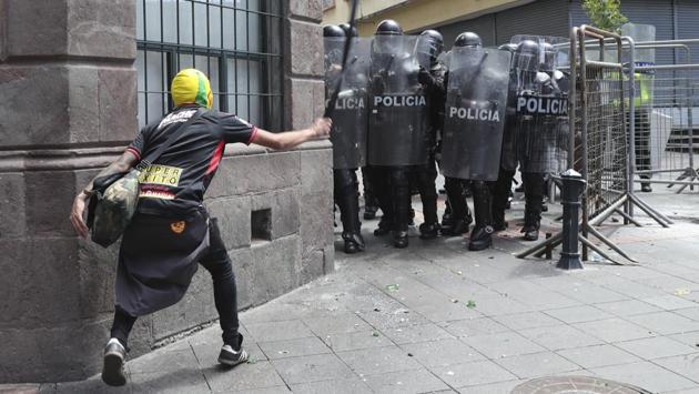 A protester charges against the riot police during the protest. The government says the pandemic has so far cost the economy at least $8 billion. President Lenin Moreno added on May 24 that 150,000 people had lost their jobs because of the virus, reported AFP. (Dolores Ochoa / AP) A protester charges against the riot police during the protest. The government says the pandemic has so far cost the economy at least $8 billion. President Lenin Moreno added on May 24 that 150,000 people had lost their jobs because of the virus, reported AFP. (Dolores Ochoa / AP)