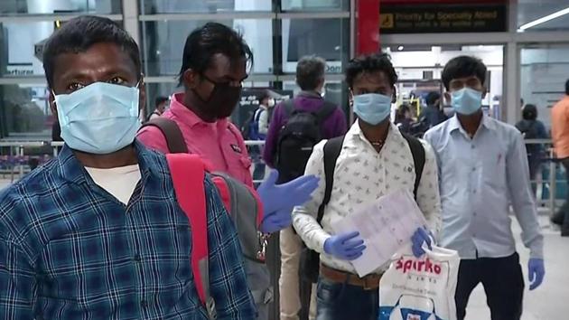 The 10 migrant workers at the Indira Gandhi International airport in Delhi before catching flight to Patna.(ANI photo) The 10 migrant workers at the Indira Gandhi International airport in Delhi before catching flight to Patna.(ANI photo)