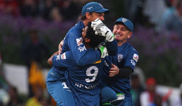 Adam Gilchrist, RP Singh and Scott Styris during an 2009 IPL match(Getty Images)