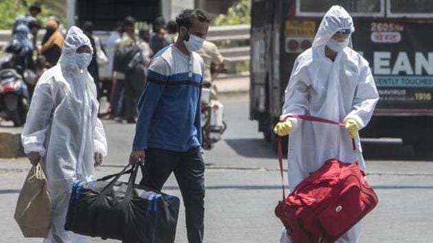 Residents of Delhi’s 96 containment zones areas are not allowed to venture outdoors even to procure essential goods and medicines.(Satyabrata Tripathy/HT Photo) Residents of Delhi’s 96 containment zones areas are not allowed to venture outdoors even to procure essential goods and medicines.(Satyabrata Tripathy/HT Photo)