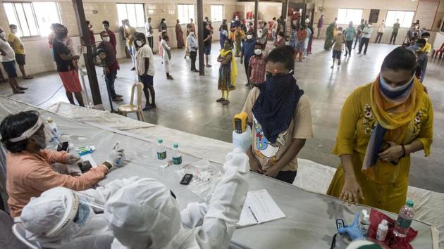 Health workers conducting Covid-19 screening in the Dharavi slum area on Wednesday.(Satyabrata Tripathy/HT Photo)