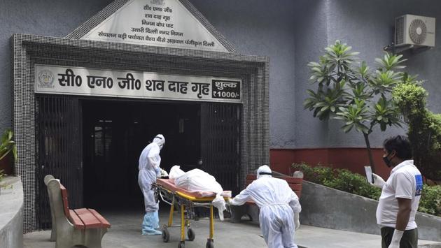 At the Nigambodh Ghat electric crematorium, three of the six CNG furnaces were working until Monday; one of them developed a snag the same night. “We could not take the load and hence returned the bodies. On Tuesday, even after working extra hours, we only accepted 15 bodies,” an official at the crematorium told HT. (Sonu Mehta / HT Photo) At the Nigambodh Ghat electric crematorium, three of the six CNG furnaces were working until Monday; one of them developed a snag the same night. “We could not take the load and hence returned the bodies. On Tuesday, even after working extra hours, we only accepted 15 bodies,” an official at the crematorium told HT. (Sonu Mehta / HT Photo)