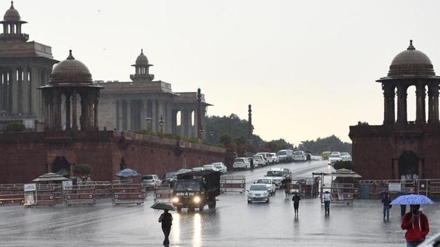Commuters seen during rain in the evening, at Vijay Chowk, in New Delhi, India, on Friday, March 6, 2020.(Arvind Yadav/HT PHOTO)