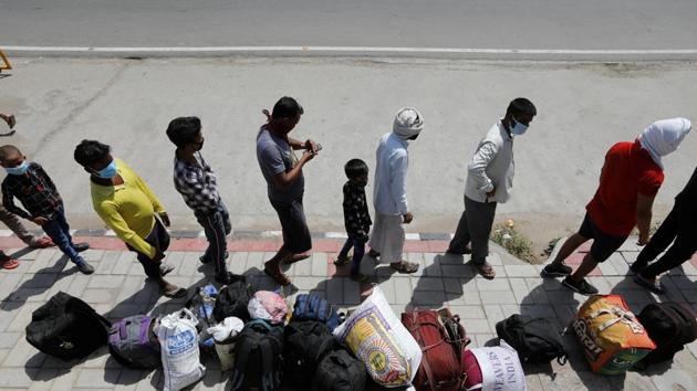 Migrant workers and their families wait to get on a bus to reach a railway station to board a train to their home state of Uttar Pradesh, during an extended lockdown to slow the spreading of the coronavirus disease (COVID-19), in New Delhi, India, May 26, 2020.(REUTERS) Migrant workers and their families wait to get on a bus to reach a railway station to board a train to their home state of Uttar Pradesh, during an extended lockdown to slow the spreading of the coronavirus disease (COVID-19), in New Delhi, India, May 26, 2020.(REUTERS)