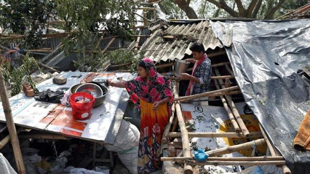 Residents salvage their belongings from the rubble of a damaged house in the aftermath of Cyclone Amphan, in South 24 Parganas district in West Bengal.(REUTERS)