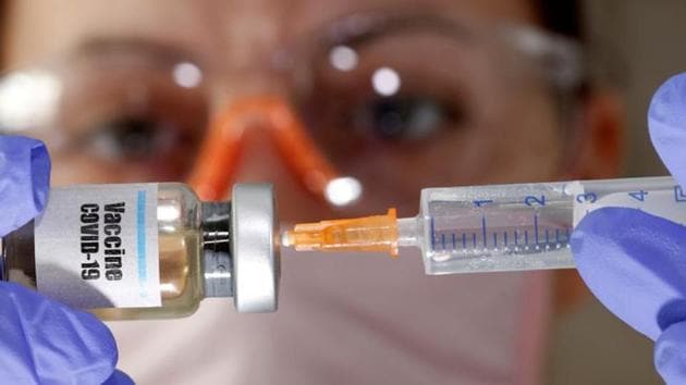 FILE PHOTO: A woman holds a small bottle labeled with a "Vaccine COVID-19" sticker and a medical syringe in this illustration taken April 10, 2020. REUTERS/Dado Ruvic/Illustration/File Photo (REUTERS) FILE PHOTO: A woman holds a small bottle labeled with a "Vaccine COVID-19" sticker and a medical syringe in this illustration taken April 10, 2020. REUTERS/Dado Ruvic/Illustration/File Photo (REUTERS)