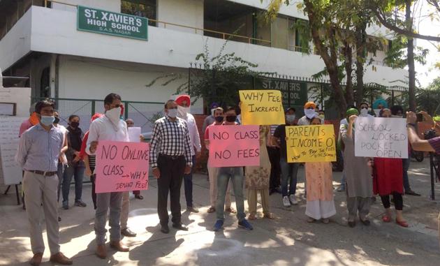 Parents protesting outside St Xavier’s High School in Sector 71, Mohali, on Wednesday.(Gurminder Singh/HT)