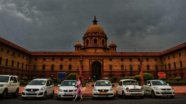 The India Meteorological Department (IMD) too on Thursday predicted that the Delhi-NCR region is likely to witness very light rain and dust storms on Friday till about 8:30 pm.(VIPIN KUMAR/HT PHOTO.) The India Meteorological Department (IMD) too on Thursday predicted that the Delhi-NCR region is likely to witness very light rain and dust storms on Friday till about 8:30 pm.(VIPIN KUMAR/HT PHOTO.)