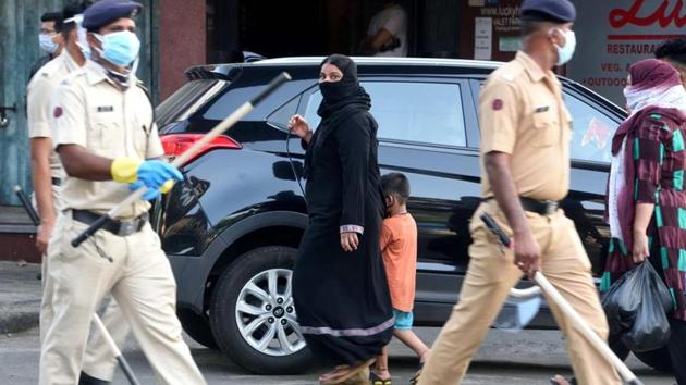 Till Friday morning, 2,211 police personnel have been infected by Sars-Cov-2, the virus which causes Covid-19, 970 have recovered and 1,216 are being treated.(Satish Bate/HT Photo) Till Friday morning, 2,211 police personnel have been infected by Sars-Cov-2, the virus which causes Covid-19, 970 have recovered and 1,216 are being treated.(Satish Bate/HT Photo)