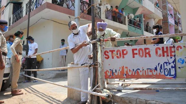 Cops removing barricades from Sector 52 as containment zone restrictions were lifted on Thursday.(Ravi Kumar/HT)