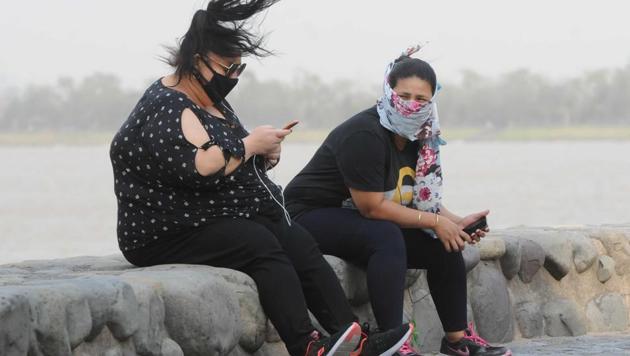 Residents enjoying the breeze at Sukhna Lake in Chandigarh on Thursday.(KESHAV SINGH/HT)