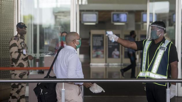 Passengers queue as they arrive to catch domestic flights at Chhatrapati Shivaji Maharaj International Airport in Mumbai, on Thursday.(Satyabrata Tripathy/HT Photo)