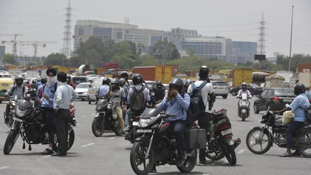 Commuters at the Delhi-Gurugram border as Gurugram police screen them before allowing passage into the city, Friday, May 29, 2020.(Vipin Kumar/HT Photo)
