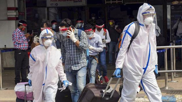 Passengers wearing PPE kits check-out from the Jai Prakash Narayan International Airport upon their arrival from Bengaluru in Patna.(PTI) Passengers wearing PPE kits check-out from the Jai Prakash Narayan International Airport upon their arrival from Bengaluru in Patna.(PTI)