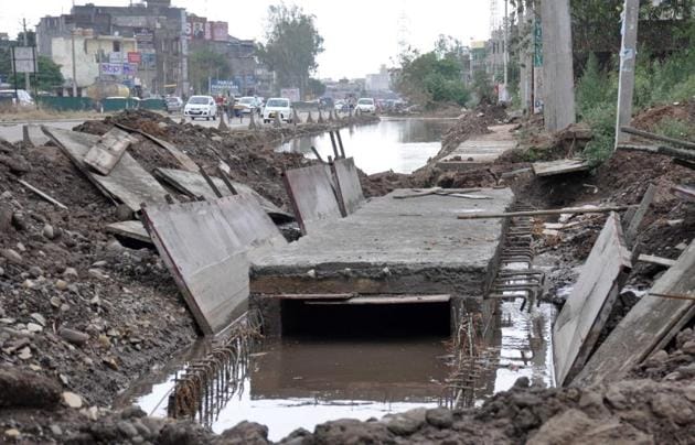 In the past over four years, only 70% work has been completed on the flyover in Mohali.(Gurminder Singh/HT)