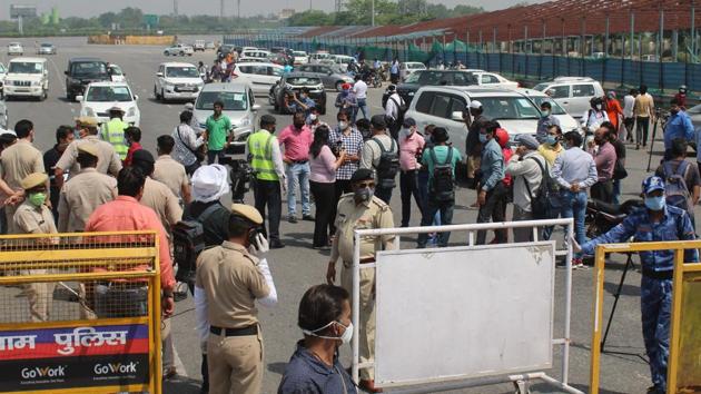 The borders had been completely sealed on May 1 but the police had stopped checking for passes at the border last week after traffic congestion was witnessed during the peak rush hours.(Yogendra Kumar/HT PHOTO) The borders had been completely sealed on May 1 but the police had stopped checking for passes at the border last week after traffic congestion was witnessed during the peak rush hours.(Yogendra Kumar/HT PHOTO)