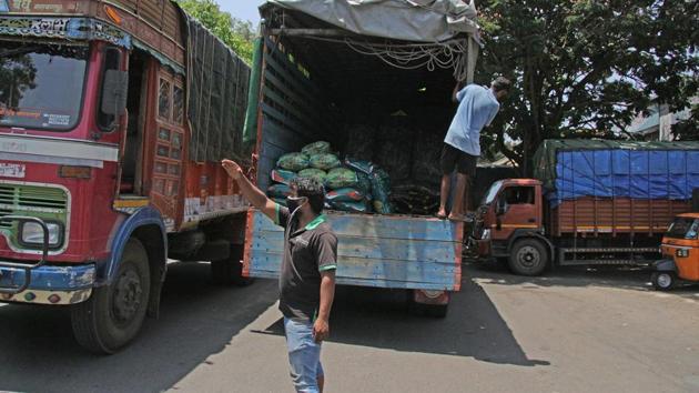 APMC had shut down Market Yard after Covid-19 (coronavirus) positive cases were reported from the area. However, sub-markets at Manjri and Pimpri were open for business to ensure smooth vegetable supply to the city.(HT/PHOTO)