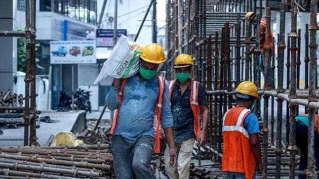 Migrant labourers go back to work for the Kochi Metro construction project April 24, 2020(AFP)