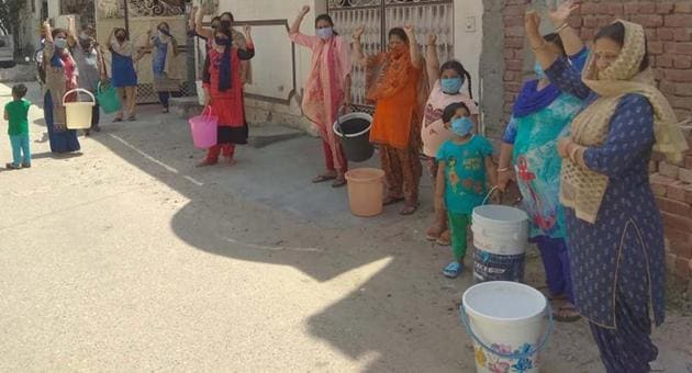 Residents of Ludhiana’s ward 91 protesting against the MC councillor over disruption of water supply, on Thursday.(HT PHOTO) Residents of Ludhiana’s ward 91 protesting against the MC councillor over disruption of water supply, on Thursday.(HT PHOTO)