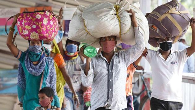 Migrants from various states arrives at Danapur station to board a train to their native places during the ongoing Covid-19 nationwide lockdown, in Patna on May 28, 2020.(Santosh Kumar/HT Photo)