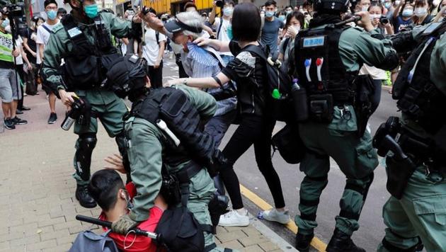Anti-government demonstrators scuffle with riot police during a lunch time protest as a second reading of a controversial national anthem law takes place in Hong Kong, China, May 27, 2020.(REUTERS) Anti-government demonstrators scuffle with riot police during a lunch time protest as a second reading of a controversial national anthem law takes place in Hong Kong, China, May 27, 2020.(REUTERS)