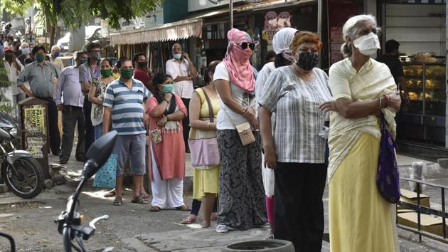 Separate line for senior citizens and ladies to buy liquor from wine shop at I C Colony Borivali in Mumbai on May 5, 2020.(Pramod Thakur/HT Photo)