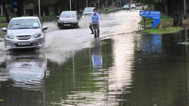 The decision to monitor waterlogging points comes at a time when both GMDA and MCG officials are running out of time to clean drains across the city.(Ravi Kumar/ Hindustan Times)