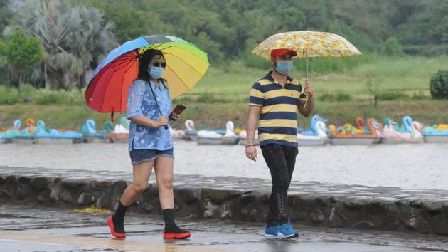 Residents enjoying the weather at the Sukhna Lake in Chandigarh on Friday.(Keshav Singh/HT)
