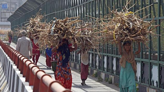 Women carrying bundles of woods on their head spotted along Raja Ram Kohli Marg in New Delhi as a heatwave prevailed on May 27. “When we look at the seasonal averages we sometimes miss the picture that the extremes are increasing, causing massive social disruptions,” Tarun Gopalakrishnan told AFP. (Sonu Mehta / HT Photo) Women carrying bundles of woods on their head spotted along Raja Ram Kohli Marg in New Delhi as a heatwave prevailed on May 27. “When we look at the seasonal averages we sometimes miss the picture that the extremes are increasing, causing massive social disruptions,” Tarun Gopalakrishnan told AFP. (Sonu Mehta / HT Photo)