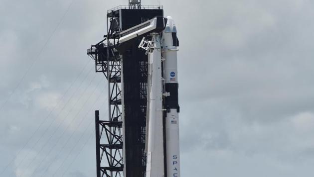 The SpaceX Crew Dragon spacecraft sits atop a Falcon 9 booster rocket on Pad39A at the Kennedy Space Center in Cape Canaveral, Florida, U.S., May 29, 2020.(REUTERS)