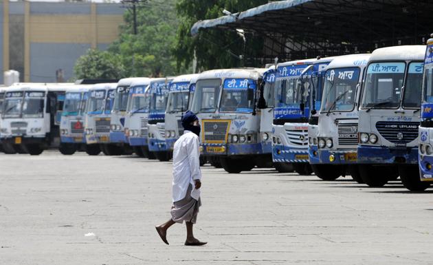 The bus stand wears a deserted look amid the Covid-19 lockdown in Patiala on Thursday.(BHARAT BHUSHAN/HT)