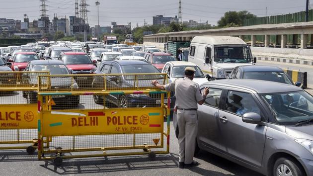 Doctors, nurses, other health care and sanitation workers, paramilitary personnel, others involved in essential services, and ambulances were permitted to cross the border without any movement passes.(PTI file photo) Doctors, nurses, other health care and sanitation workers, paramilitary personnel, others involved in essential services, and ambulances were permitted to cross the border without any movement passes.(PTI file photo)