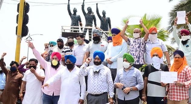 Members of the taxi union, along with Youth Akali Dal members, protesting on the Jagraon Bridge in Ludhiana on Saturday.(GURPEET SINGH/HT)