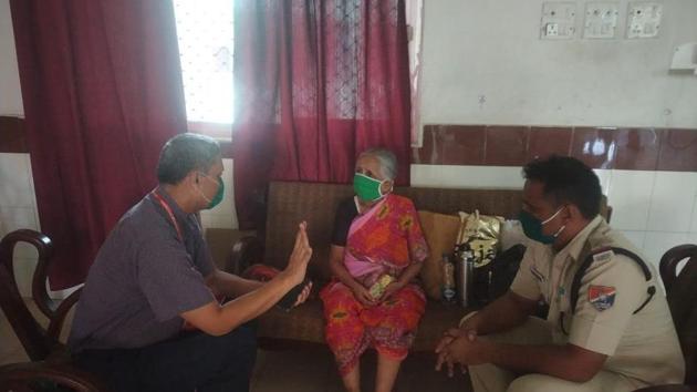 Leelavati arrived in the city in the beginning of the lockdown to look after her son who was not keeping well. Her son, who is an autorickshaw driver, gained his health and started abusing and hitting her, asking her to leave the house.(HT Photo) Leelavati arrived in the city in the beginning of the lockdown to look after her son who was not keeping well. Her son, who is an autorickshaw driver, gained his health and started abusing and hitting her, asking her to leave the house.(HT Photo)